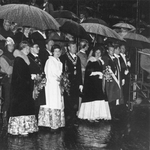 501420 Afbeelding van het publiek (onder paraplu's vanwege de regen) tijdens de nachtmaskerade ter gelegenheid van de ...